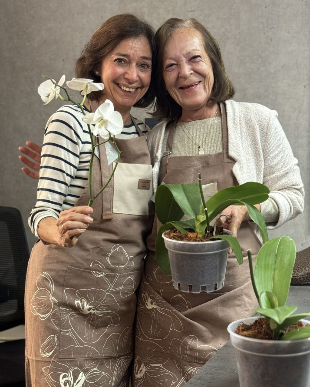 Participantes con delantal Piante en el Taller Florecer de orquídeas