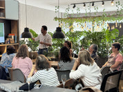 Grupo disfrutando café y pastelería en el curso de orquídeas Medellín