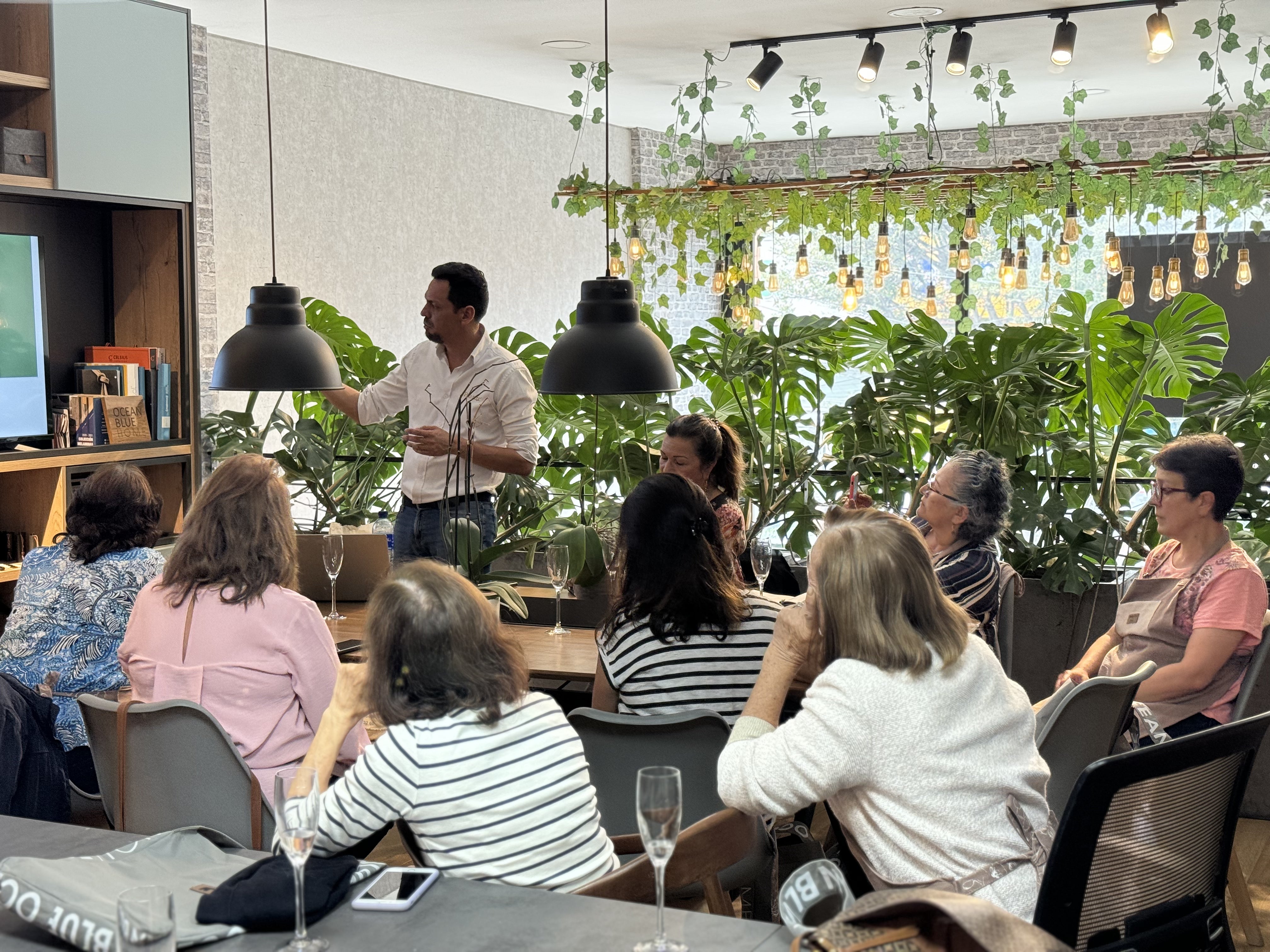 Grupo disfrutando café y pastelería en el curso de orquídeas Medellín