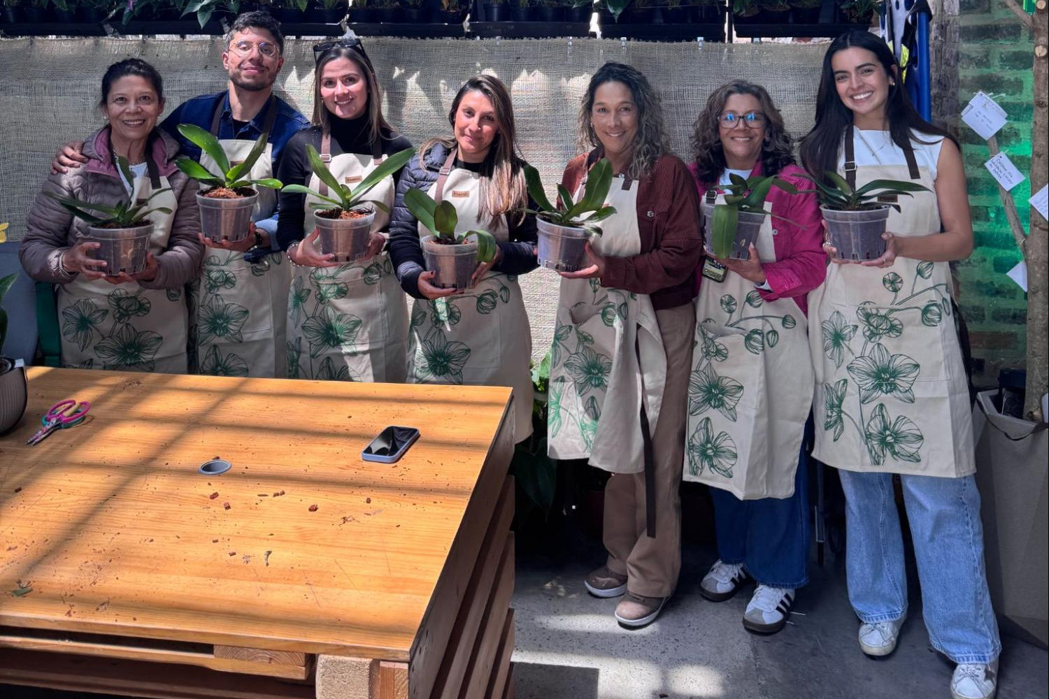 Taller de orquídeas Piante con participantes trabajando